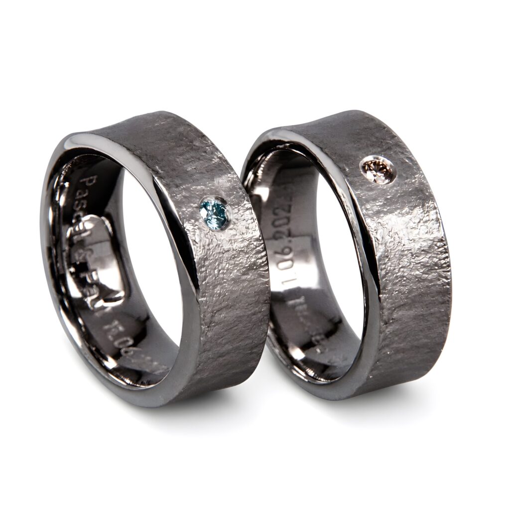 Trauringe, eheringe, partnerringe, weissgold, schiefer, schieferstruktur, strukturiert, diamanten, ringe, goldringe, juniq, queer, gay, lgbtq, goldschmiede, juwelier, sahak, zurich